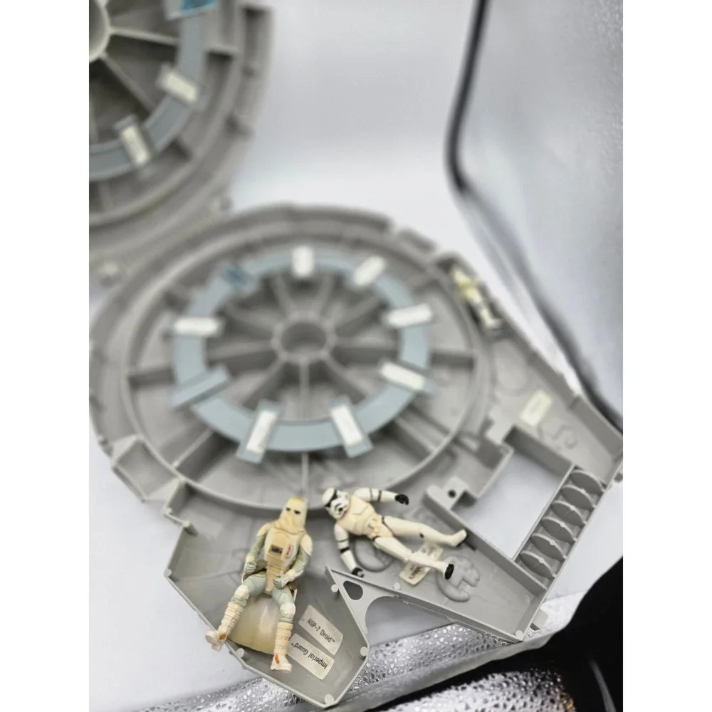 1997 Star Wars Power of the Force‎ Millennium Falcon Carrying Case with figures